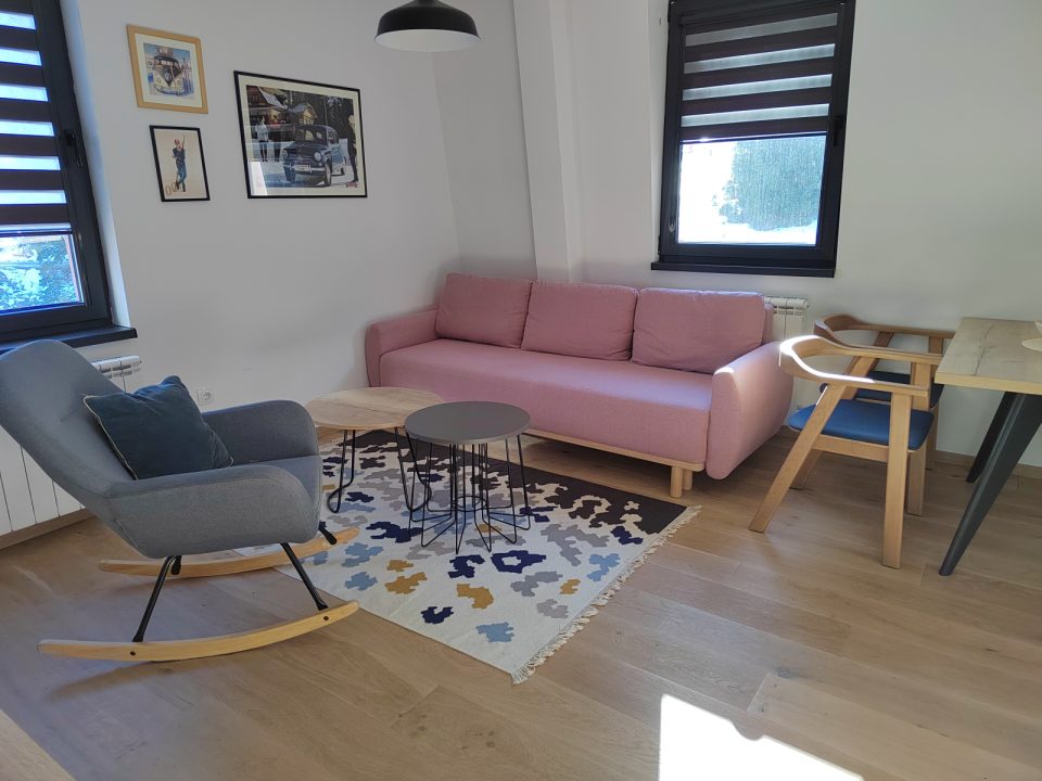 Fotelja za ljuljanje, sofa i šareni tepih