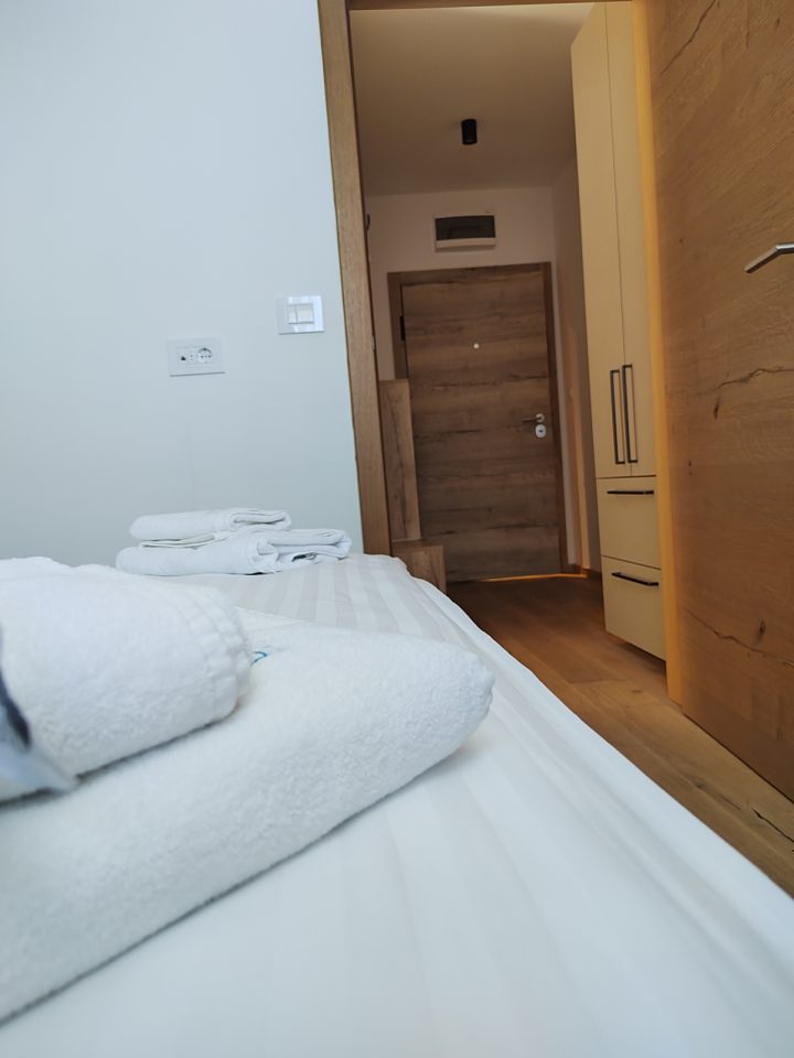 Peškiri na krevetu i pogled prema ulaznim vratima