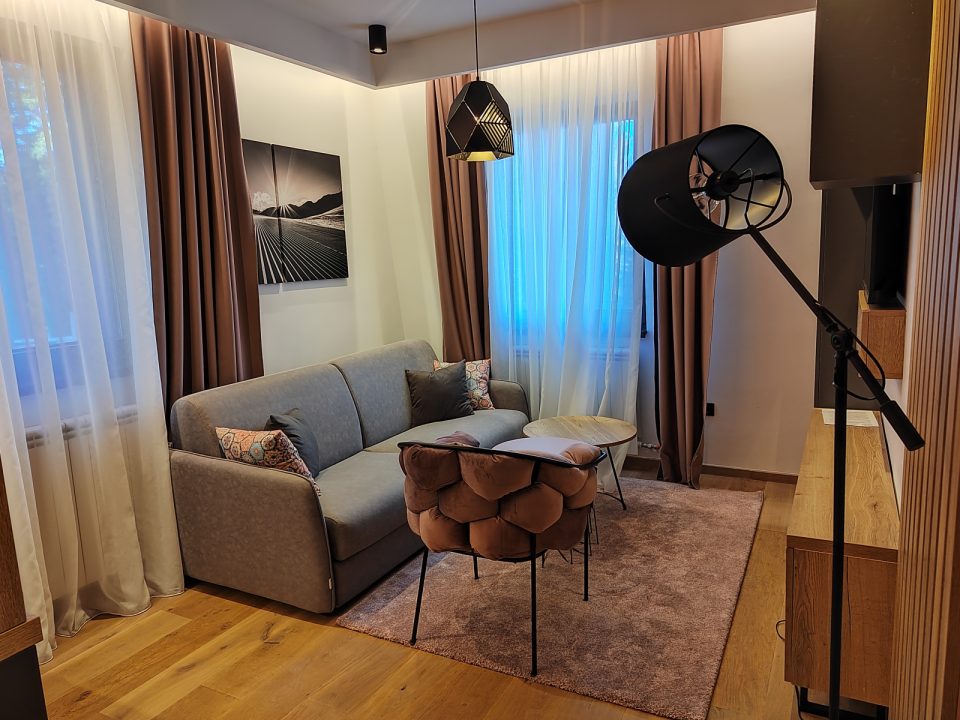 Dnevni boravak sa sofom, foteljom i podnom lampom