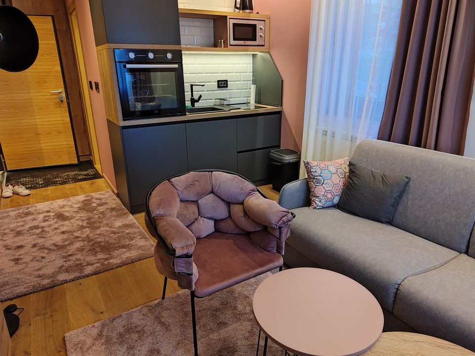Fotelja i sofa uz kuhinjski niz