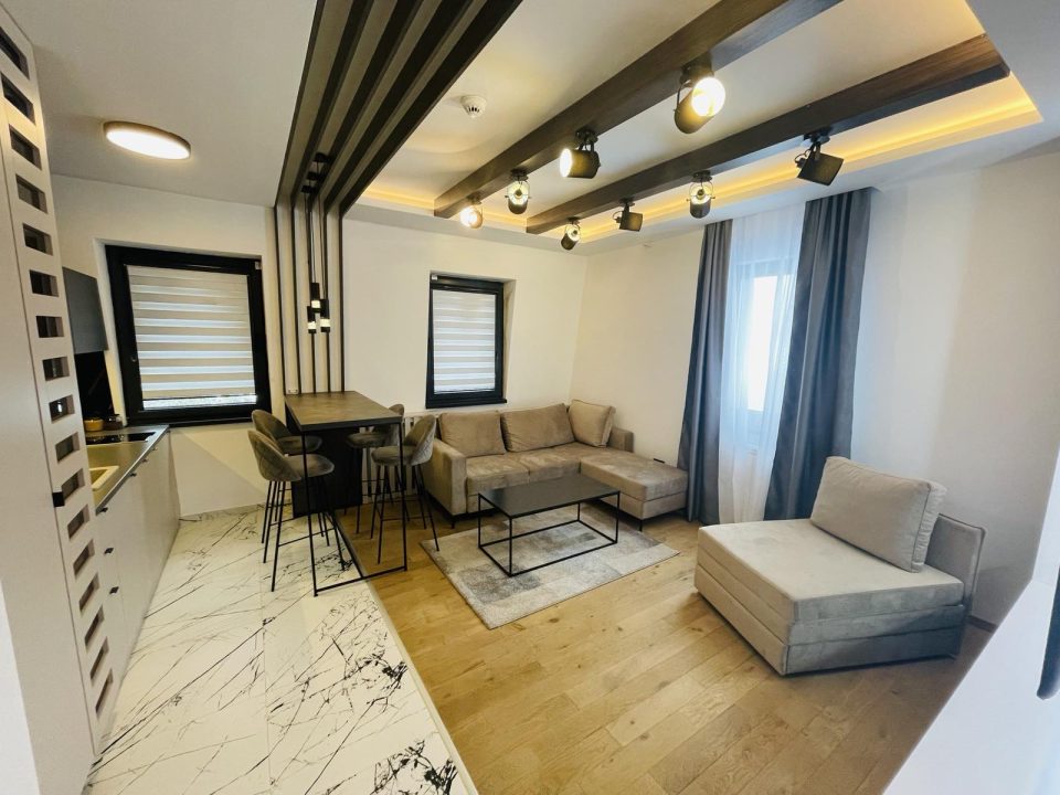 Dnevni boravak sa kuhinjom i barskim stolom