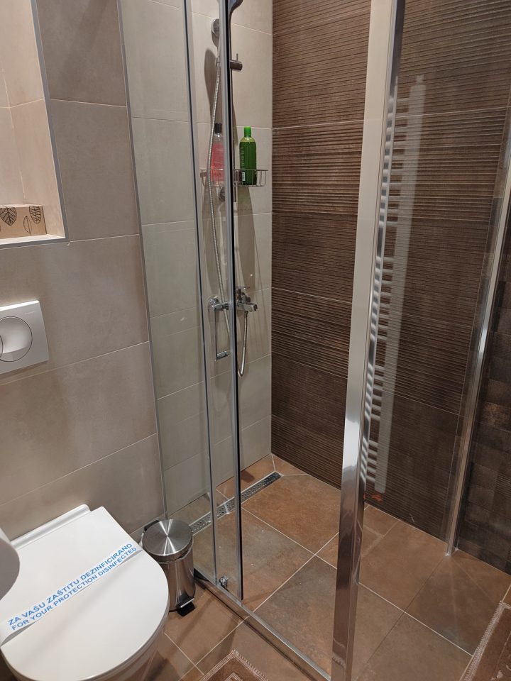 Tuš kabina i WC u kupatilu