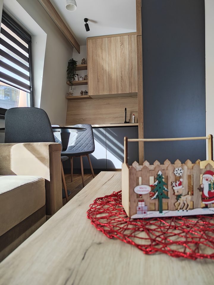 Novogodišnja dekoracija na klub stolu