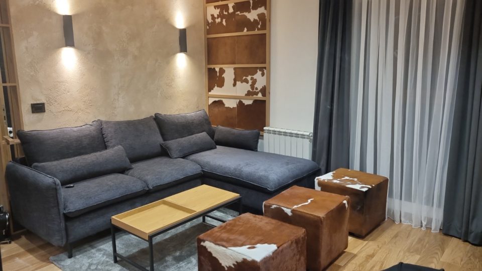 Garnitura, stolić i tabureti uz zavjese