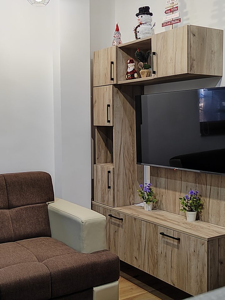 TV zid sa policama i novogodišnjim ukrasima