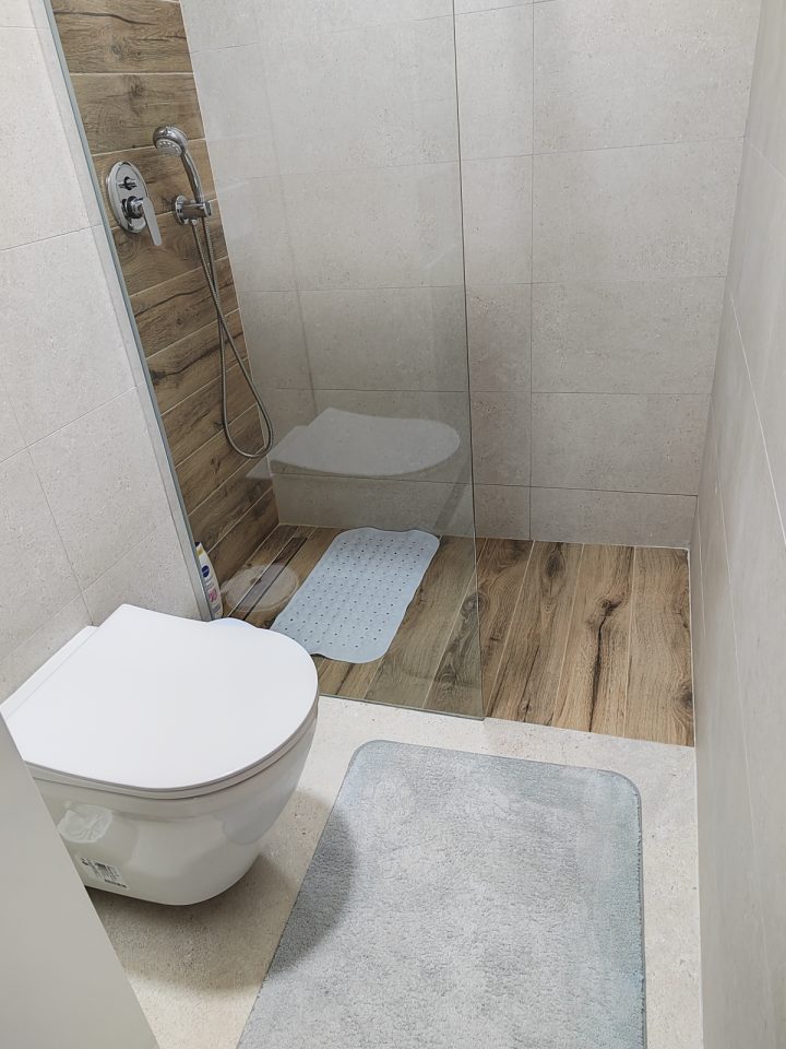 Kupatilo sa tušem i WC šoljom